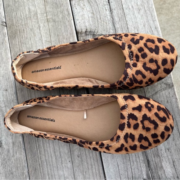 Amazon Essentials , Ruched Leopard Print Suede flat. - Picture 5 of 7